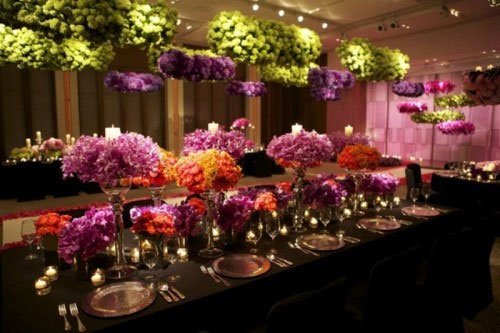 boules de fleurs roses et violettes suspendues, bouquets grands vases fleurs violettes centre de table original mariage